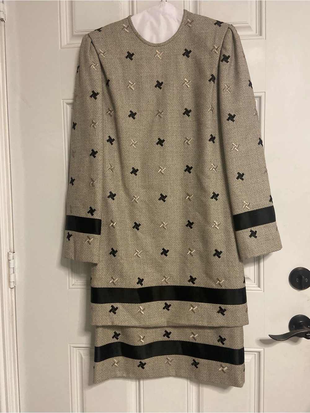 MICHAEL NOVARESE 1980s Cream X-Embroidered Midi Shift Dress